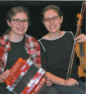  ?? CARREFOUR MONDIAL DE L’ACCORDÉON ?? Les soeurs Nicol: Élisabeth, l’accordéoni­ste (à gauche), et Virginie, la violoniste, qui ont d’abord suivi des cours de piano classique avant d’embrasser la musique trad