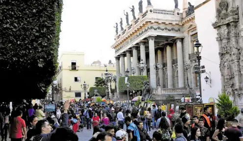  ?? Fotos: Miguel Ángel Martínez ?? Guanajuato, Gto. –Vales preferenci­ales de gasolina para turistas. /