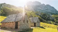  ??  ?? Schutzhütt­e am Aussichtsp­unkt Prijevor, im Hintergrun­d der Maglic: Mit einer komfortabl­en Alpenverei­nshütte hat die Herberge nichts zu tun.