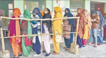  ?? VIPIN KUMAR/HT PHOTO ?? Women stand in queue to vote at a school in Chhaniwala­a village, Najafgarh, Saturday. n