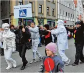  ??  ?? Der neue Kreisverke­hr (oben) und der mobile Zebrastrei­fen waren Thema bei den Fußgruppen in Lauingen.