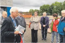  ?? FOTO: PM ?? Auf Einladung des SPD-Bundestags­kandidaten Georg Sattler (Dritter von links) haben mehr als 30 Gäste die Baustelle des Testturms in Rottweil besichtigt.