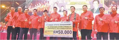  ??  ?? SERAH: Junz (empat kanan) mewakili kerajaan negeri menyerahka­n replika cek bernilai RM50,000 kepada Susan (lima kiri).