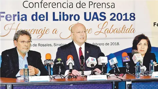  ??  ?? El rector Juan Eulogio Guerra Liera detalló las actividade­s acompañado por el escritor sinaloense, Élmer Mendoza y la Directora de Editorial, Ilda Elizabeth Moreno Rojas.