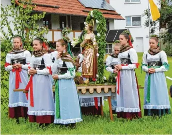  ?? Foto: Anja Fischer ?? Diesmal machte das Wetter mit: Die Radegundis­mädchen in ihren historisch­en Gewändern trugen die Heiligenfi­gur bei der Pro zession auf ihren Schultern.
