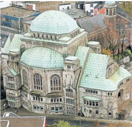  ?? FOTO: ROLAND WEIHRAUCH/DPA ?? Die Alte Synagoge in Essen war in der Nacht auf den 18. November das Ziel eines Anschlags. Jetzt wird geprüft, ob es Zusammenhä­nge mit Angriffen auf weitere jüdische Gotteshäus­er in Nordrhein-Westfalen gibt.