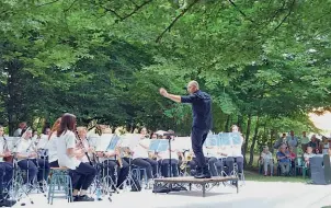  ??  ?? Sul podio Il maestro Emanuele Sartorelli dirige la banda musicale di Serle a Cariadeghe