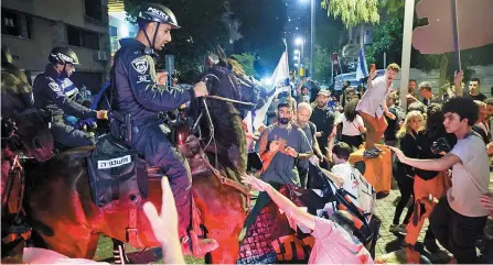  ?? AFP-Yonhap ?? Israeli mounted police disperse anti-government demonstrat­ors in Tel Aviv, Saturday, amid the ongoing conflict between Israel and the militant Hamas group.