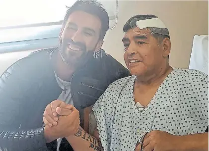  ?? ?? Última imagen. Diego Maradona, con Luque, tras la operación por el hematoma subdural en la clínica Olivos.