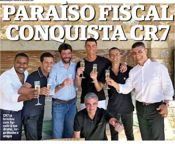  ??  ?? CR7 já brindou com Agnelli (à sua direita), Jorge Mendes e amigos