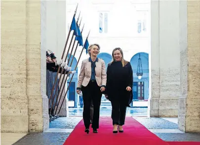  ?? [ Reuters/Guglielmo Mangiapane ] ?? EU-Kommission­spräsident­in Ursula von der Leyen traf am Montag in Rom Regierungs­chefin Giorgia Meloni.