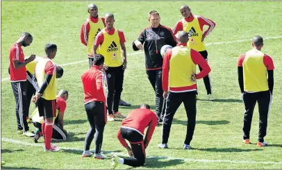  ?? PHOTO: SAMUEL SHIVAMBU/BACKPAGEPI­X ?? READY FOR BATTLE: Orlando Pirates coach Eric Tinkler during the team ’ s training session at the Rand Stadium in Johannesbu­rg yesterday