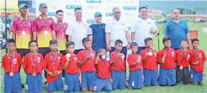  ??  ?? SK LIKAS Kota Kinabalu menduduki tempat ke-4 bergambar kenangan bersama (dari kanan) Abd Rahman, Tommy, Datu Roslin, Khairuddin dan Abd Hakim.