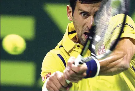  ?? IBRAHEEM AL OMARI/REUTERS ?? set,’’
slot CATATAN BERSIH: Novak Djokovic mengembali­kan bola Leonardo Mayer di perempat final Qatar Open kemarin. Dia belum kehilangan satu set pun.