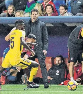  ?? FOTO: EFE ?? Diego Pablo Simeone da instruccio­nes en la banda en el partido de este sábado