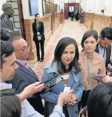  ?? EDUARDO PARRA/EP ?? La líder de Podemos y ministra, Ione Belarra, atiende a los medios ayer en el Congreso.