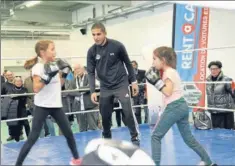  ??  ?? La boxe éducative séduit les jeunes filles.