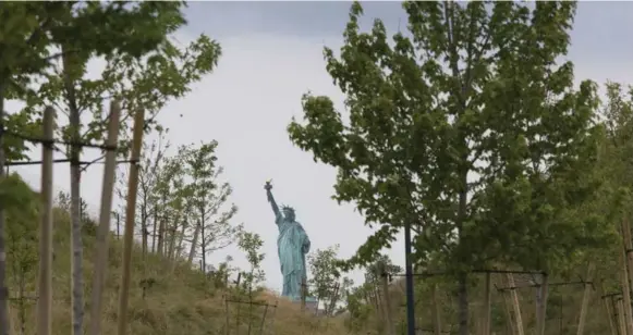  ?? MARY ALTAFFER PHOTOS/THE ASSOCIATED PRESS ?? The Statue of Liberty is seen from behind a hill on Governors Island in New York’s harbour. The park is the newest piece of the redevelopm­ent of the once off-limits former military base.