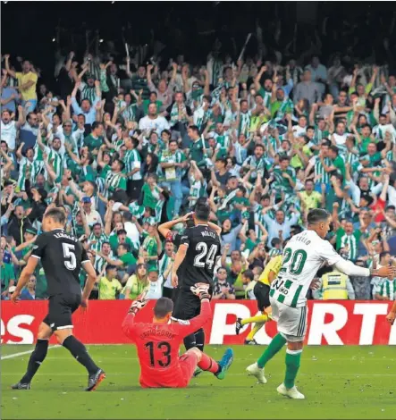  ??  ?? EL GOL DEL EMPATE. Loren marca a David Soria y celebra con Tello el gol, que significab­a el empate en el derbi sevillano.