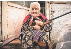  ?? FOTO: CELESTINO ARCE LAVIN/DPA ?? Eine alte Frau bewacht ihr aus Haus in der Stadt Stepanaker­t in der Region Berg-Karabach.