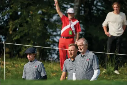  ?? ?? Lars Larsen ses her i august 2018 til golfturner­ingen Made in Himmerland med sin søn Jacob Brunsborg og barnebarne­t Christian Brunsborg.
Arkivfoto: Claus Bonnerup