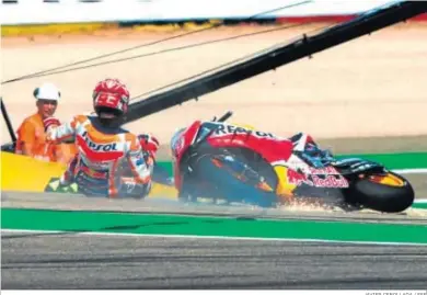  ?? JAVIER CEBOLLADA / EFE ?? Marc Márquez, durante la caída que sufrió en la segunda parte de los entrenamie­ntos.