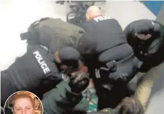  ?? ABC ?? Captura del vídeo en el que guardias y policías reducen a William Jennette (a la izquierda), poco antes de morir el 6 de mayo de 2020