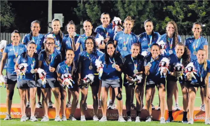  ?? CORTESÍA COMITÉ OLÍMPICO ?? Las integrante­s de la Selección Femenina muestran orgullosas sus medallas de plata. Costa Rica va por el camino correcto en el fútbol de damas.