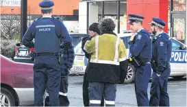  ?? PHOTO: CHRISTINE O’CONNOR ?? After the incident . . . Stabbing victim Todd Casey talks to police officers at the Andersons Bay Rd branch of Burger King, in Dunedin, yesterday.