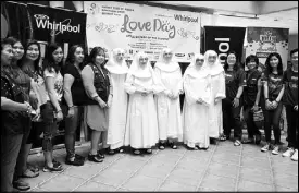  ??  ?? Whirlpool employees together with the nuns of Little Sisters during the outreach.