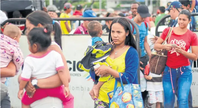  ?? Schneyder mendoza/efe ?? Como todos los días, miles de venezolano­s cruzaron ayer el puente internacio­nal que une San Antonio del Táchira con Cúcuta