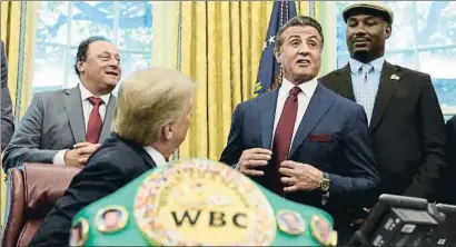  ?? SUSAN WALSH / AP ?? Trump mira a Stallone, durante la restitució­n simbólica del cinturón de campeón al gigante de Gavelton