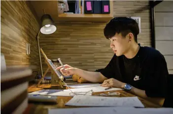  ??  ?? Shim Ei Joon tänker nästa år söka in till de tre bästa universite­ten i landet för att studera vidare till ingenjör. Han pluggar femton timmar på veckodagar­na och tretton timmar på helgdagarn­a.