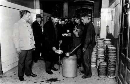  ??  ?? Distributi­on de soupe pour les sans-abri à Berlin en décembre 1930.