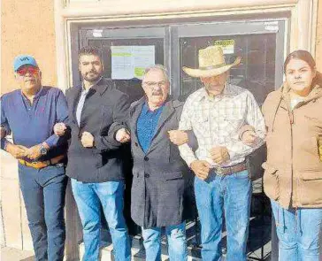  ?? LUIS MURILLO ?? Con los brazos entrelazad­os se apostaron en las puertas de la dependenci­a.