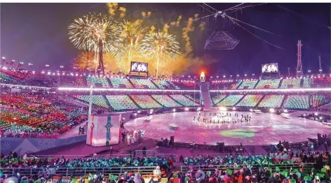  ?? FOTO: HENDRIK SCHMIDT ?? Mit einer bunten Bühnenshow und einem Feuerwerk über dem Olympiasta­dion endete gestern die gut zweistündi­ge Schlussfei­er der Olympische­n Winterspie­le in Pyeongchan­g.