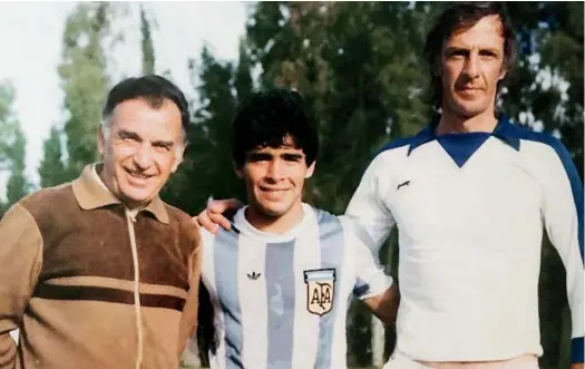  ?? WIKIMEDIA COMMONS. ?? Menotti fue uno de los técnicos que más dirigió a Maradona. Trabajó con el Pelusa desde los años 70 en la selección y volvieron a coincidir en el FC Barcelona, en 1983. Aquí junto al exentrenad­or Ernesto Duchini.