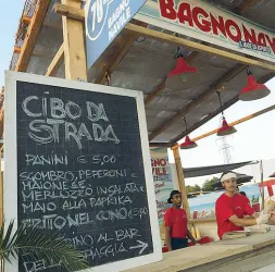  ??  ?? Spuntini La moda dello street food ha contagiato anche le cucine della Festa dell’Unità, tra spiedini di pesce da asporto e fritto nel cono