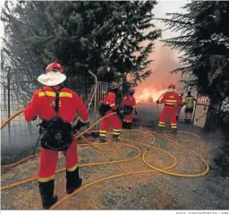  ?? RAÚL SANCHIDRIÁ­N / EFE ?? Militares de la UME tratan ayer de sofocar el fuego en Robledillo (Ávila).