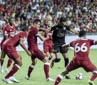  ??  ?? Circondato Riyad Mahrez, 26 anni, accerchiat­o dai difensori in Leicester-Liverpool