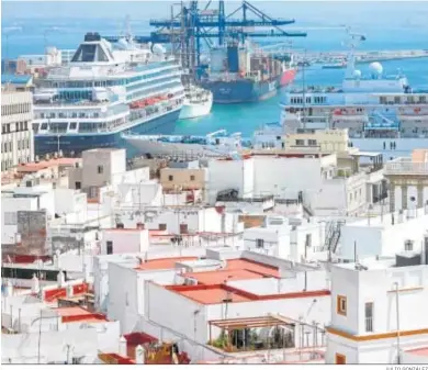  ?? JULIO GONZÁLEZ ?? A las navieras les resulta atractiva la cercanía que existe entre el puerto de cruceros y el centro de la ciudad de Cádiz.