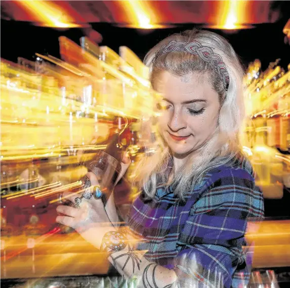  ?? Godofredo A. Vásquez / Staff photograph­er ?? Bartender Becca Yannone prepares a cocktail at Captain Foxheart’s Bad News Bar & Spirit Lodge, one of several “hidden” bars across the city.