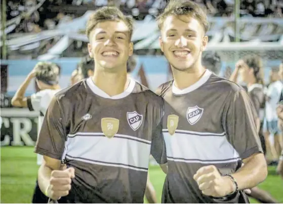  ??  ?? Inseparabl­es. Los hermanos de San Martín comparten su pasión por el fútbol. “Platense es nuestra segunda casa, amamos jugar acá”, dicen.