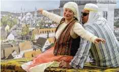  ??  ?? Gäste konnten sich auf einem fliegenden Teppich vor der Wemdinger Altstadt samt Moschee fotografie­ren lassen.
