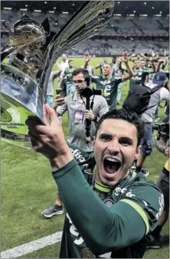  ?? ?? Veiga celebra el Brasileira­o conquistad­o con Palmeiras.