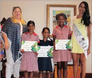  ??  ?? Elisabeth Pretorius (Park Boulevard Centre manager) with the top three smart art winners – Kiara Rhamdani (2nd), Riya Ramlall (1st), Andile Shangase (3rd) and Miss Earth Fire Mireesha Narsai