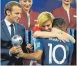  ?? FOTO: AFP ?? Umarmung für alle – Kolinda GrabarKita­rovic herzt Kylian Mbappé, Emmanuel Macron (li.) schaut zu.