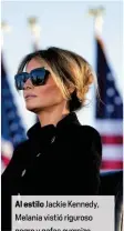  ??  ?? Al estilo Jackie Kennedy, Melania vistió riguroso negro y gafas oversize