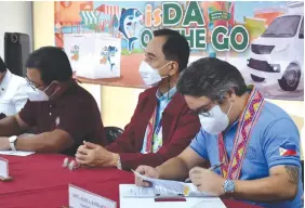  ?? CDA PHOTOS ?? Agricultur­e Secretary William Dar (seated, third from left) sign the Memorandum of Understand­ing between the Cooperativ­e Developmen­t Authority and thePhilipp­ine Fisheries Developmen­t Authority.