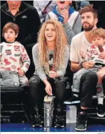 ?? GETTY ?? Con su pareja, el futbolista Gerard Piqué, y sus dos hijos.